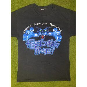 2004 Kentucky Wildcats - Feeding Time - Vintage College T Shirt (Medium)